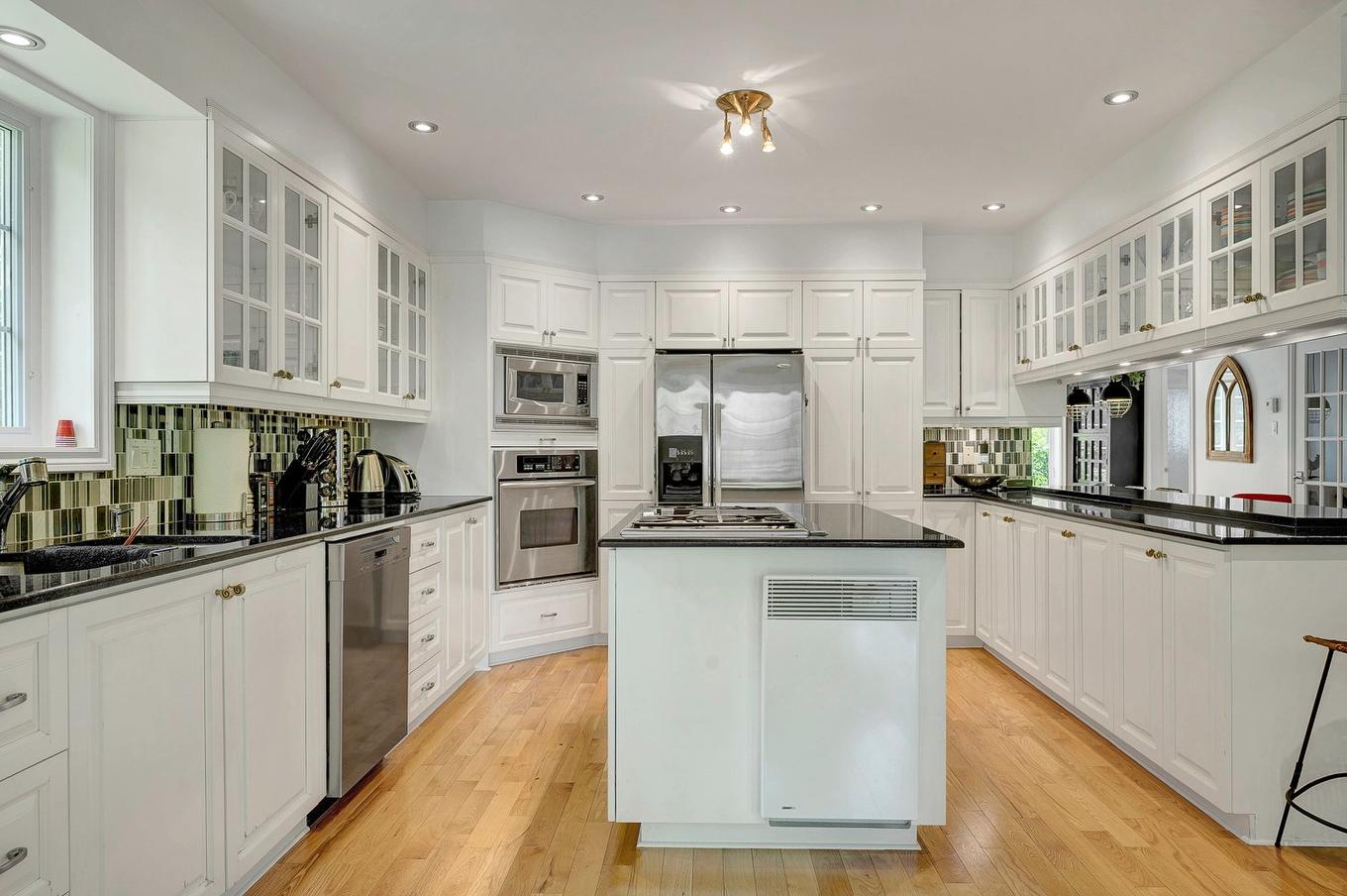 Kitchen - 33 Rue Du Canard, Sainte-Marguerite-Du-Lac-Masson, QC - Indoor Photo Showing Kitchen With Upgraded Kitchen
