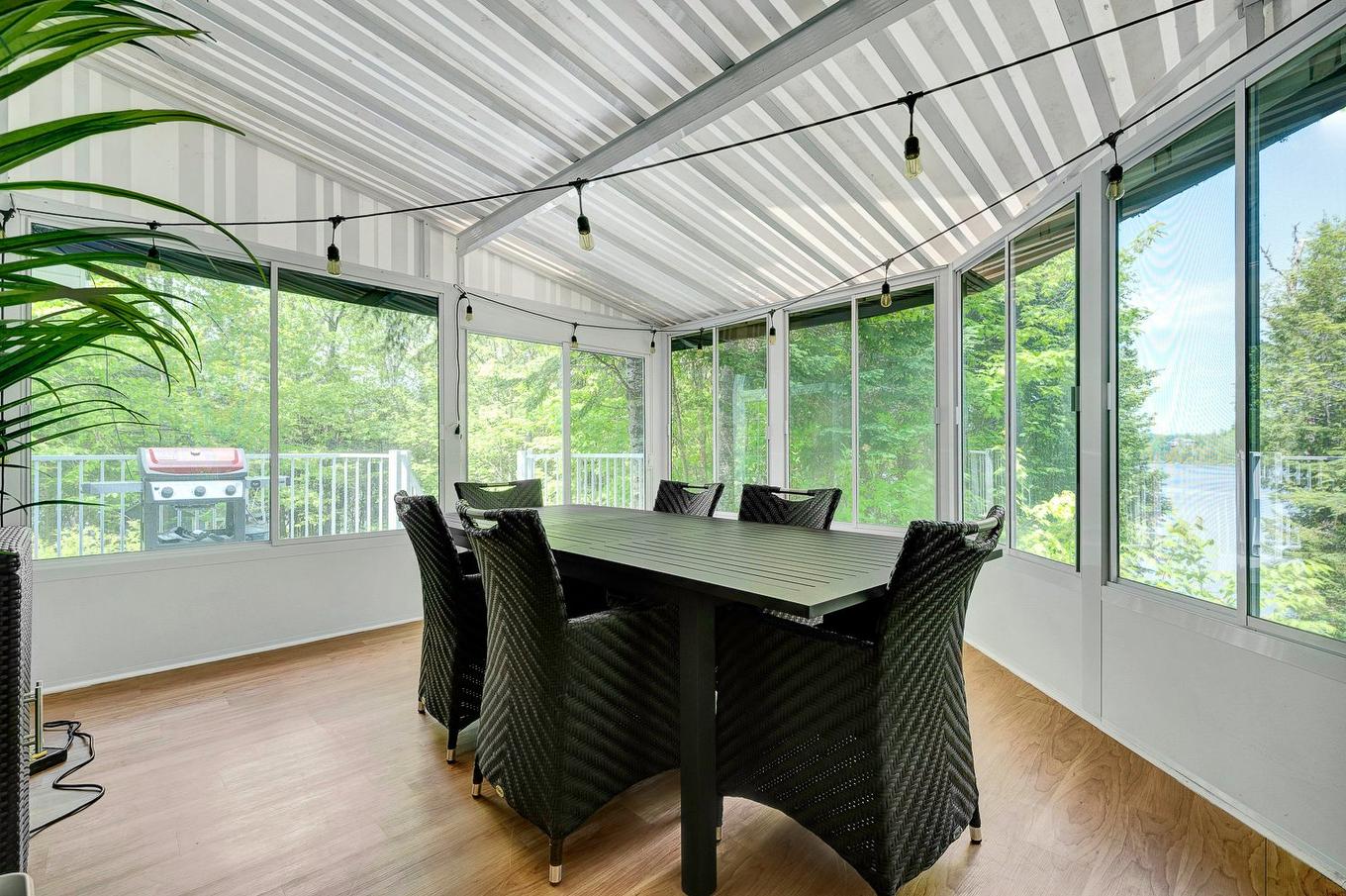 Veranda - 33 Rue Du Canard, Sainte-Marguerite-Du-Lac-Masson, QC - Indoor Photo Showing Dining Room