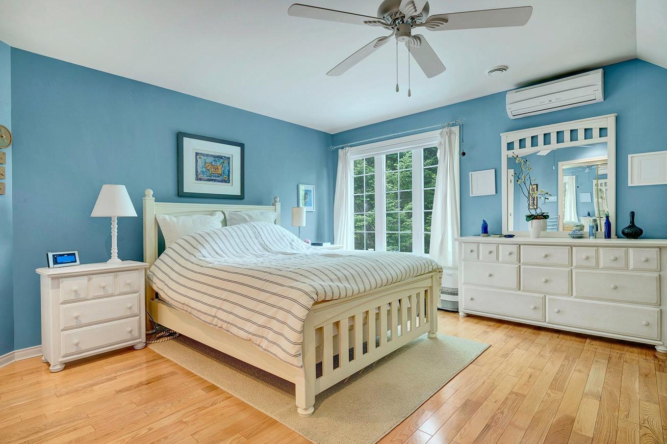 Primary bedroom - 33 Rue Du Canard, Sainte-Marguerite-Du-Lac-Masson, QC - Indoor Photo Showing Bedroom