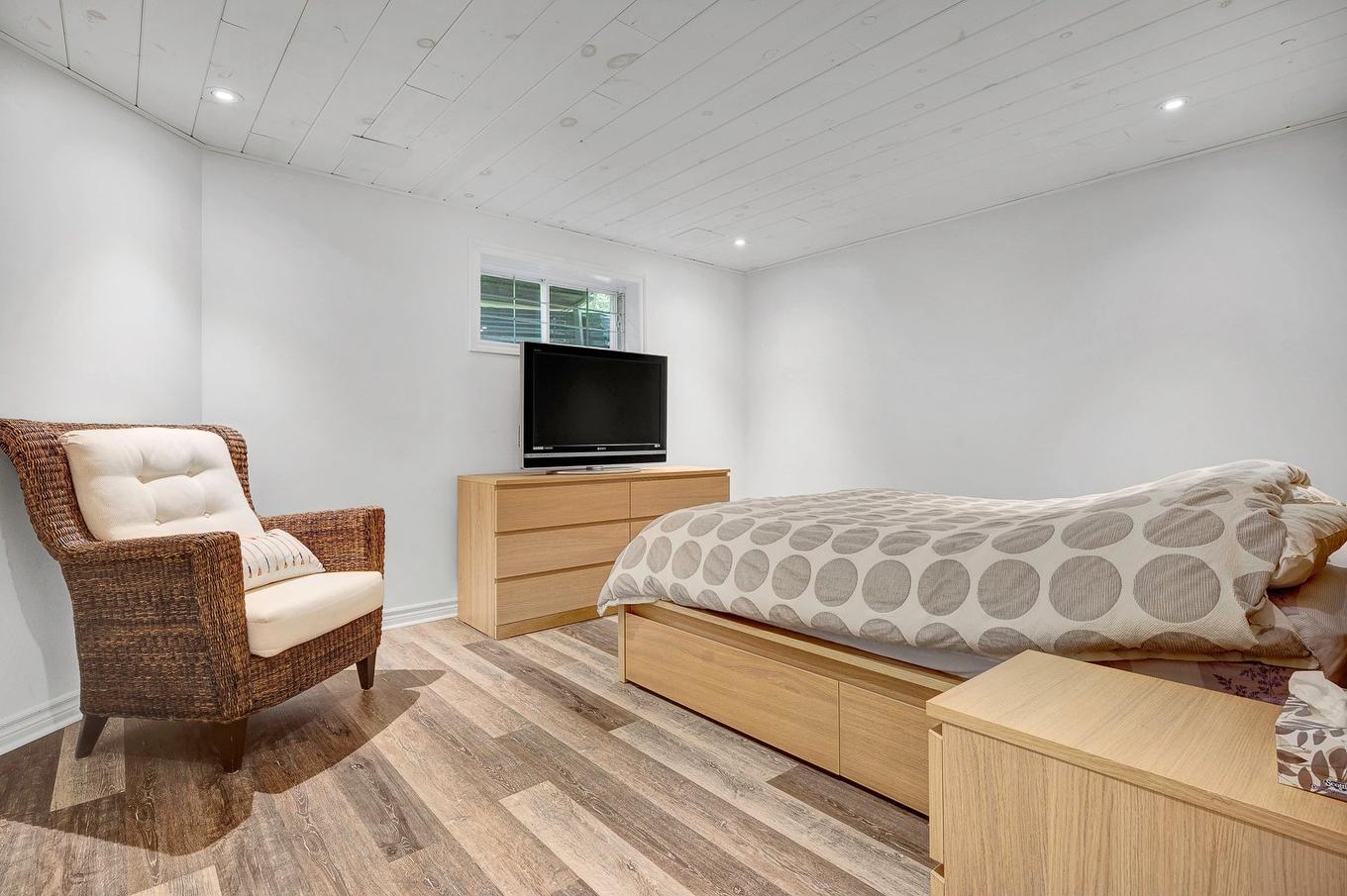 Bedroom - 33 Rue Du Canard, Sainte-Marguerite-Du-Lac-Masson, QC - Indoor Photo Showing Bedroom