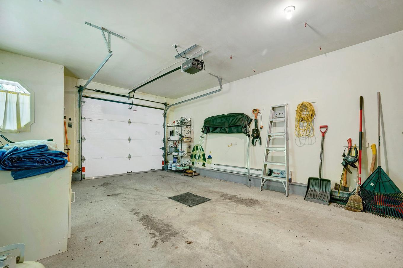 Garage - 33 Rue Du Canard, Sainte-Marguerite-Du-Lac-Masson, QC - Indoor Photo Showing Garage