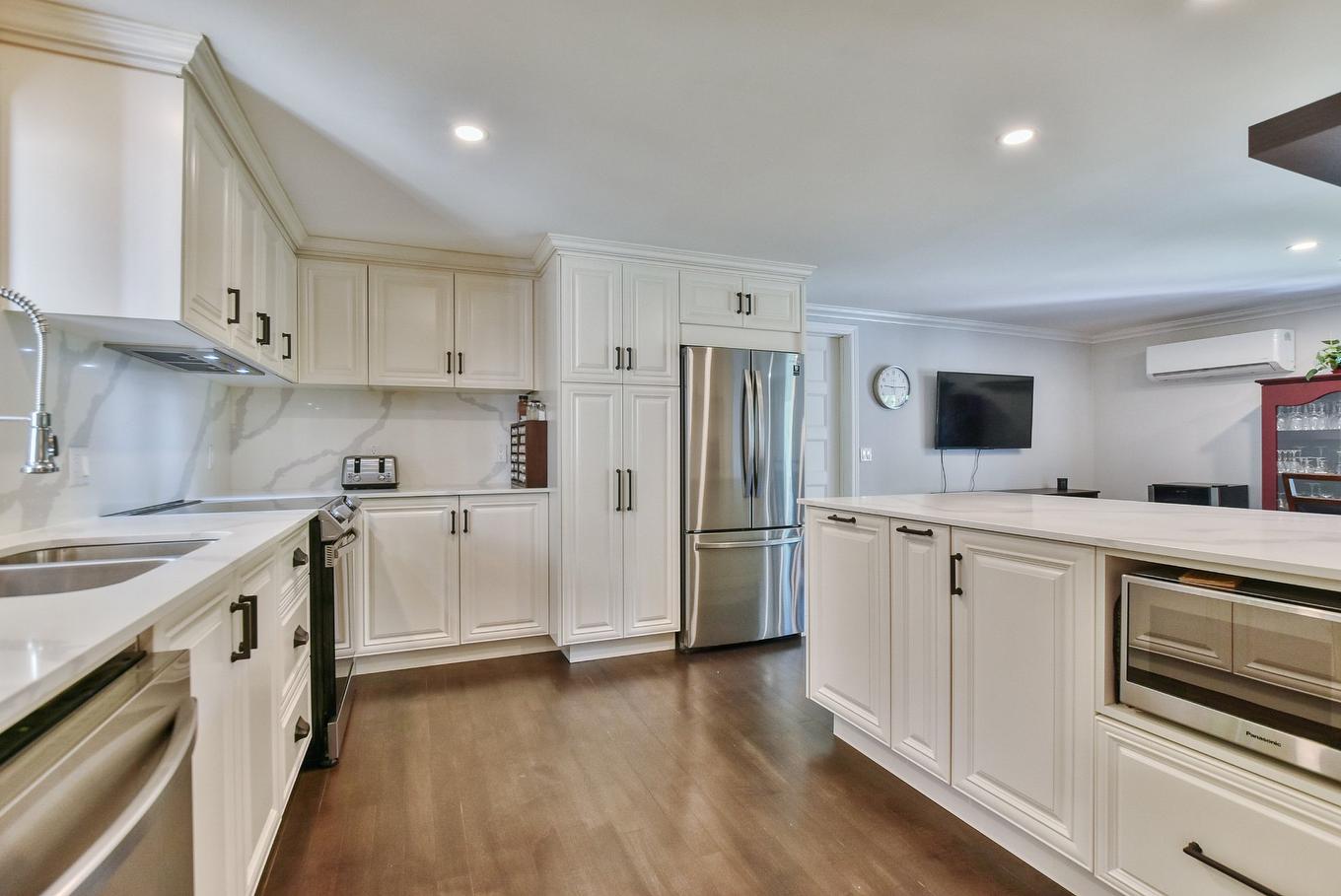 Cuisine - 14 Rue Duperré, Brownsburg-Chatham, QC - Indoor Photo Showing Kitchen With Double Sink With Upgraded Kitchen