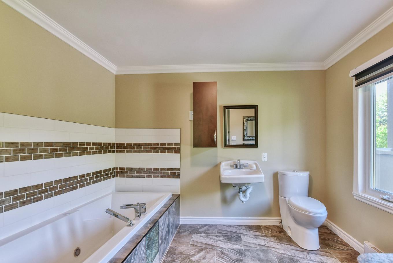 Salle de bains attenante à la CCP - 14 Rue Duperré, Brownsburg-Chatham, QC - Indoor Photo Showing Bathroom