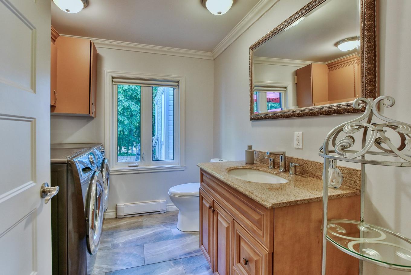 Salle de bains - 14 Rue Duperré, Brownsburg-Chatham, QC - Indoor Photo Showing Laundry Room