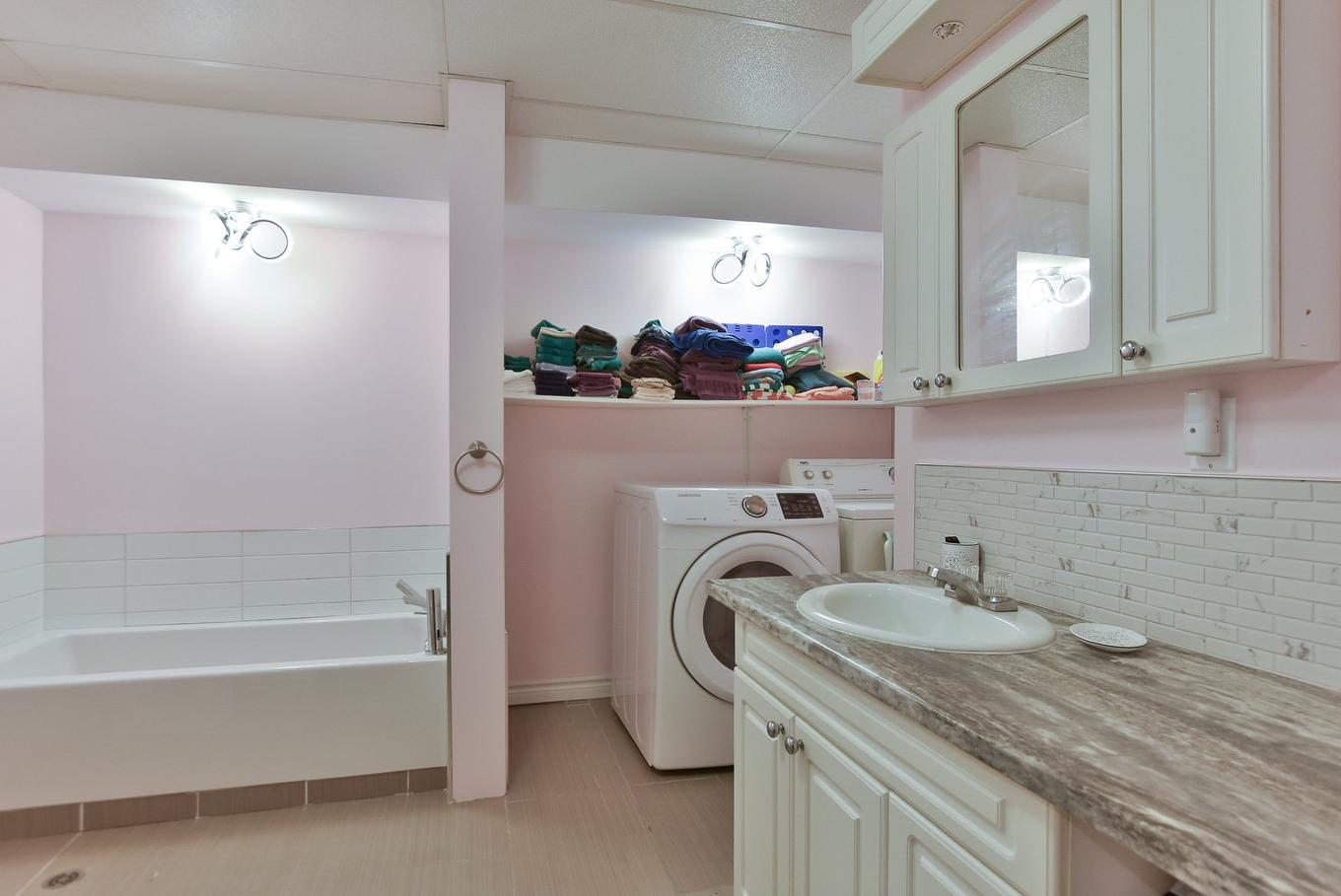 Salle de bains - 14 Rue Duperré, Brownsburg-Chatham, QC - Indoor Photo Showing Laundry Room