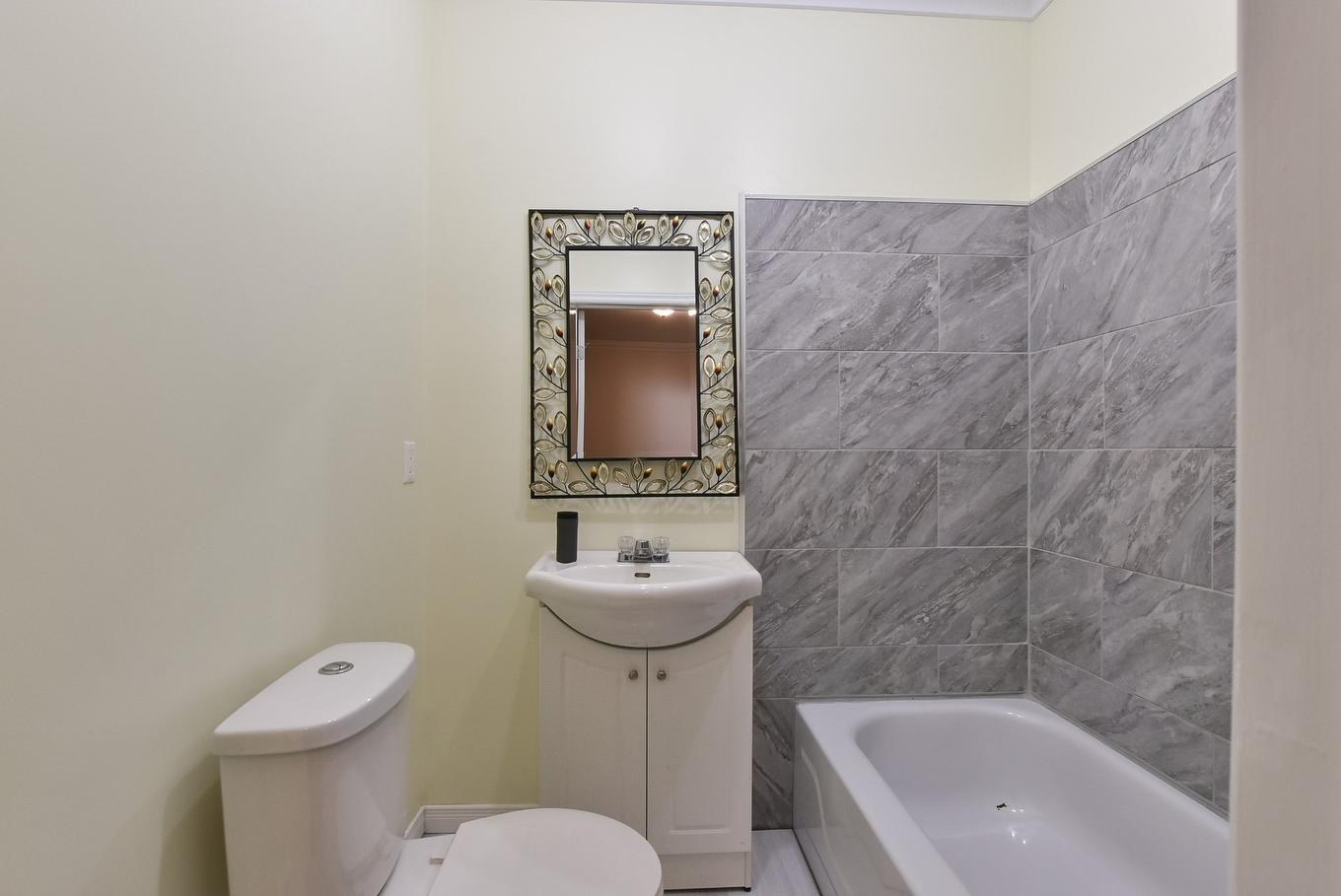 Logement - 14 Rue Duperré, Brownsburg-Chatham, QC - Indoor Photo Showing Bathroom