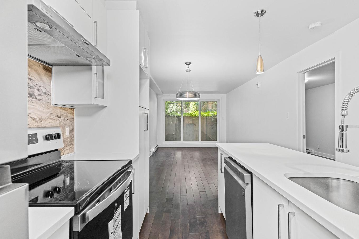 Cuisine - 002-1896 Rue De La Visitation, Montréal (Ville-Marie), QC - Indoor Photo Showing Kitchen