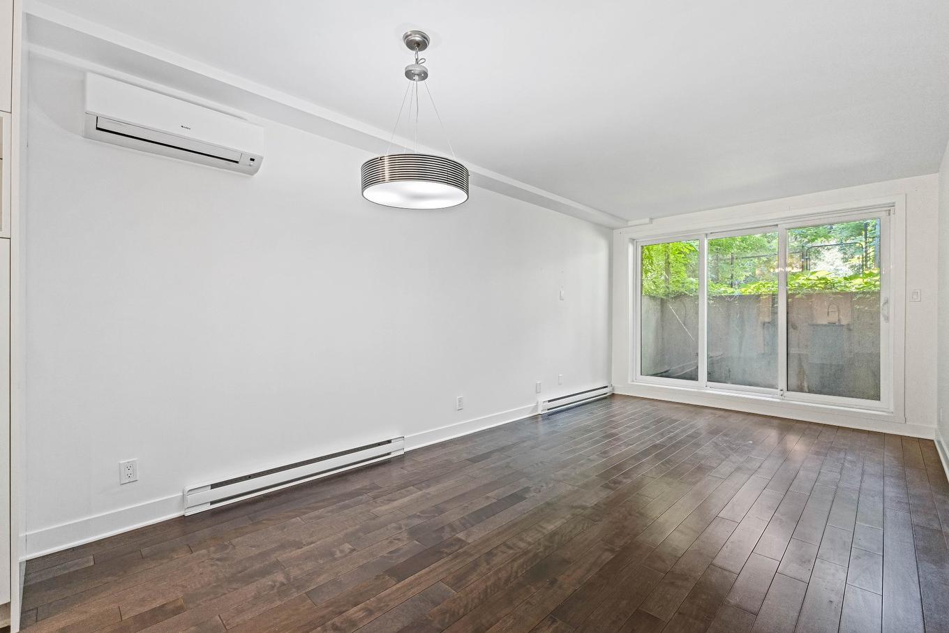 Salon - 002-1896 Rue De La Visitation, Montréal (Ville-Marie), QC - Indoor Photo Showing Other Room