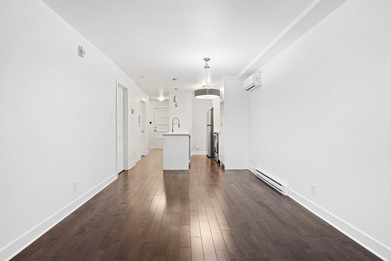 Salon - 002-1896 Rue De La Visitation, Montréal (Ville-Marie), QC - Indoor Photo Showing Other Room