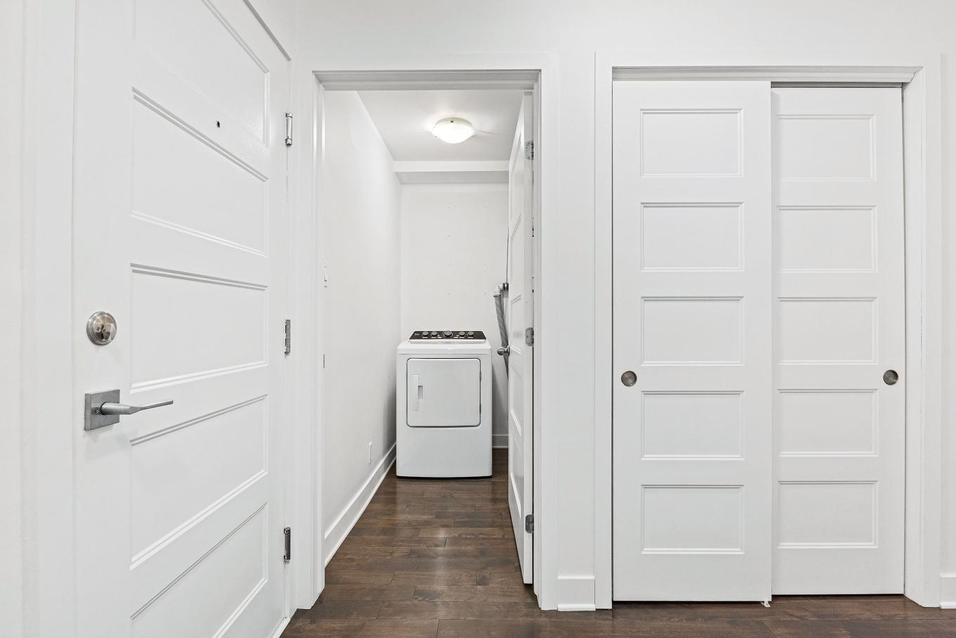 Salle de lavage - 002-1896 Rue De La Visitation, Montréal (Ville-Marie), QC - Indoor Photo Showing Other Room