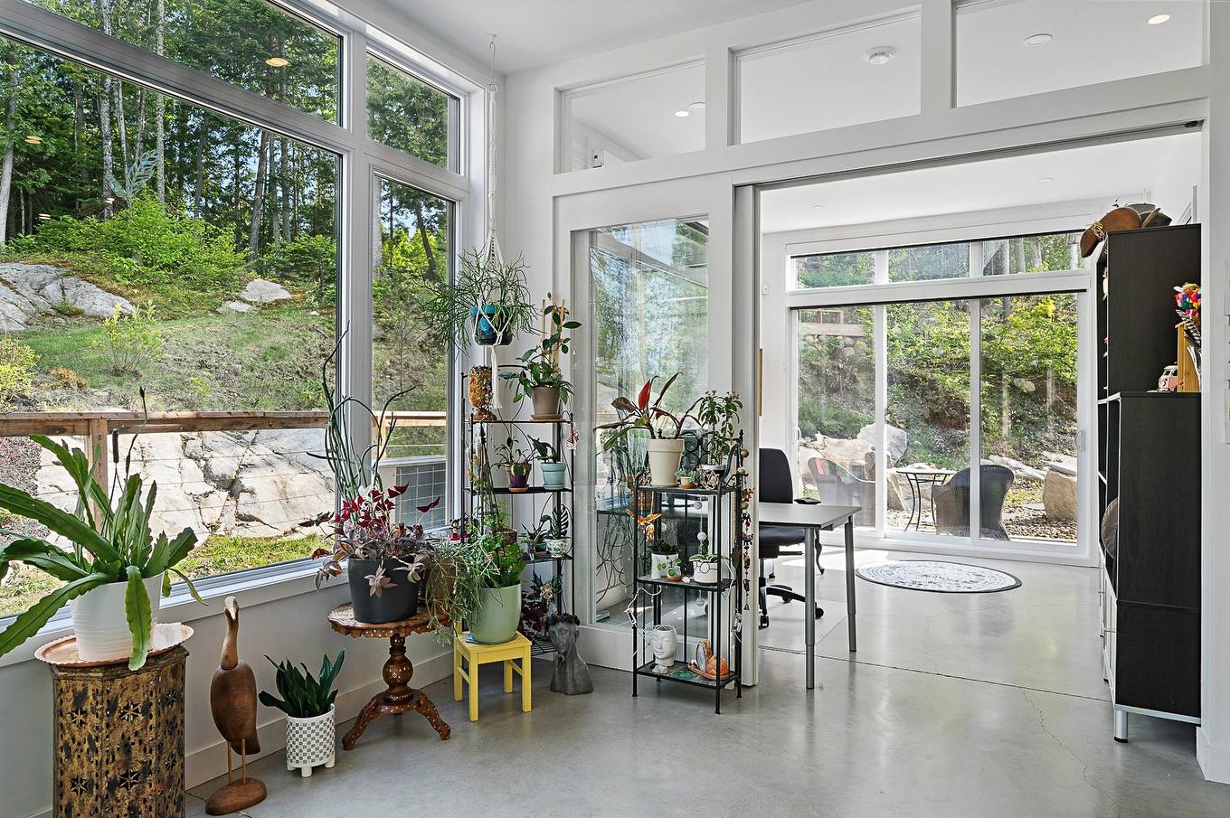 Boudoir - 25 Rue Du Randonneur, Sainte-Marguerite-Du-Lac-Masson, QC - Indoor Photo Showing Other Room