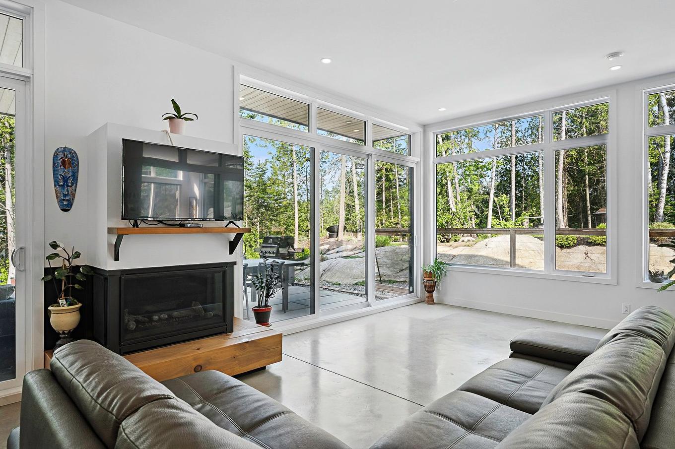Salon - 25 Rue Du Randonneur, Sainte-Marguerite-Du-Lac-Masson, QC - Indoor Photo Showing Living Room With Fireplace
