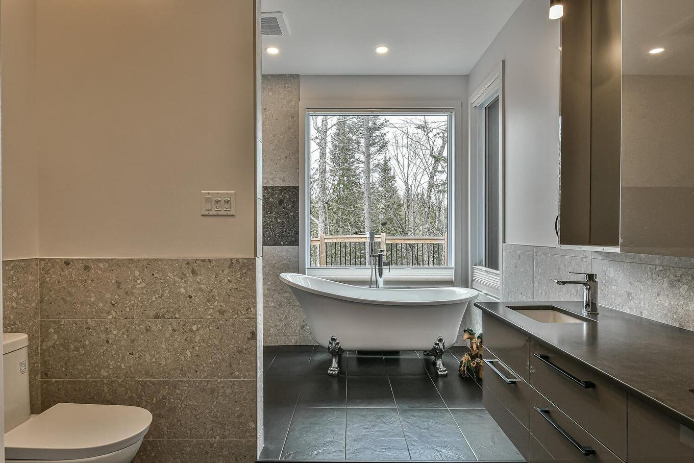 Salle de bains attenante à la CCP - 25 Rue Du Randonneur, Sainte-Marguerite-Du-Lac-Masson, QC - Indoor Photo Showing Bathroom