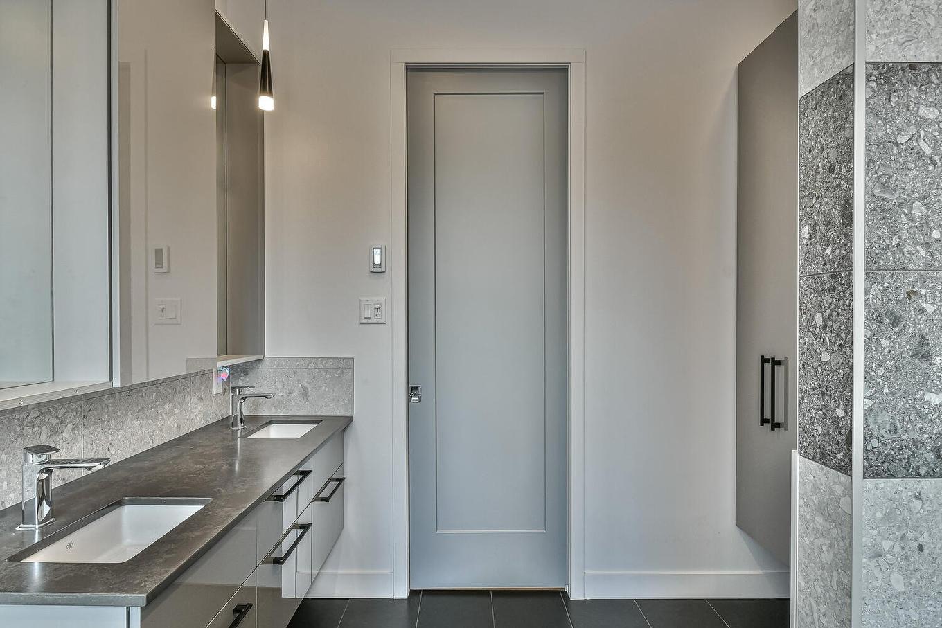 Salle de bains attenante à la CCP - 25 Rue Du Randonneur, Sainte-Marguerite-Du-Lac-Masson, QC - Indoor Photo Showing Bathroom