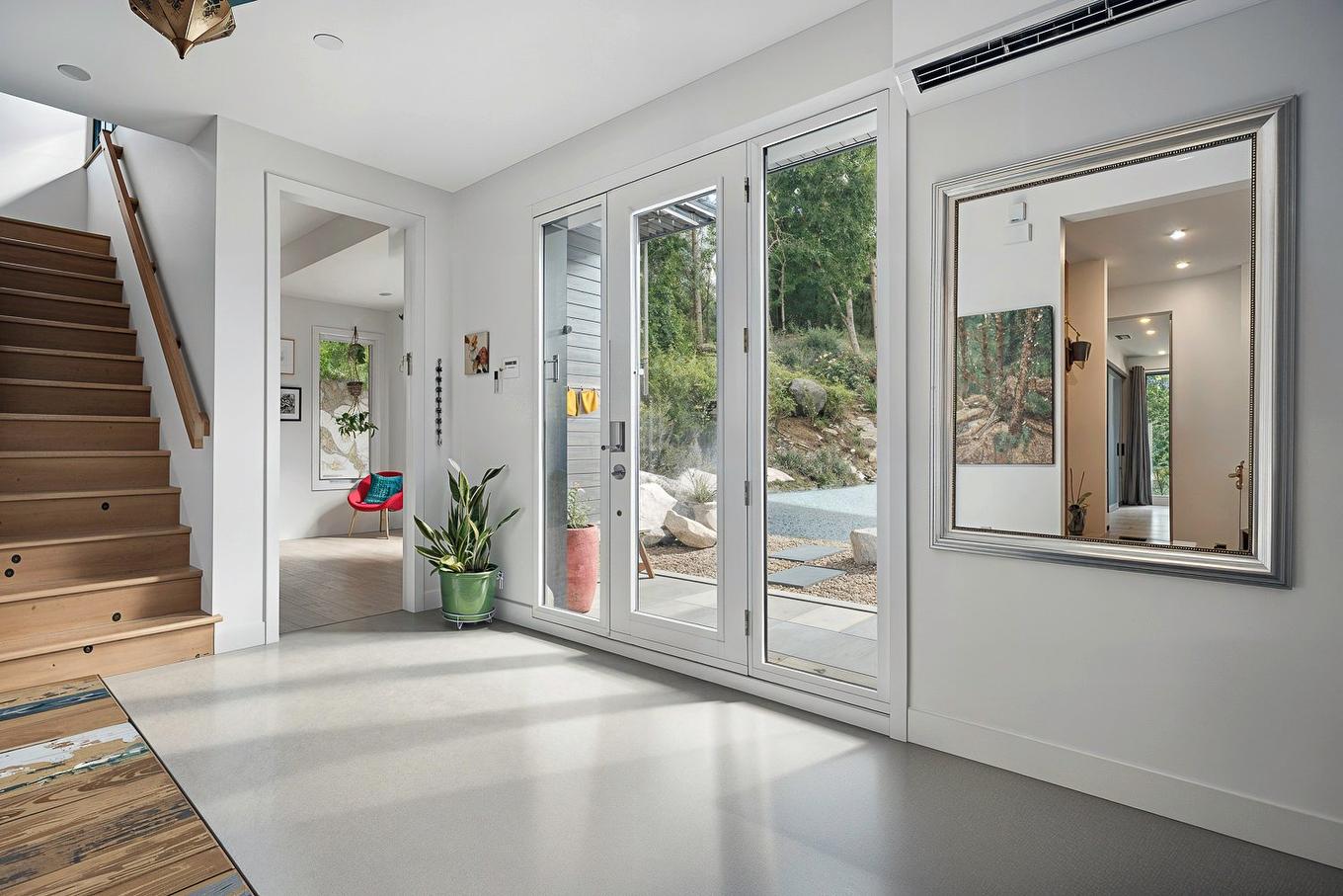 Hall d'entrée/Vestibule - 25 Rue Du Randonneur, Sainte-Marguerite-Du-Lac-Masson, QC - Indoor Photo Showing Other Room