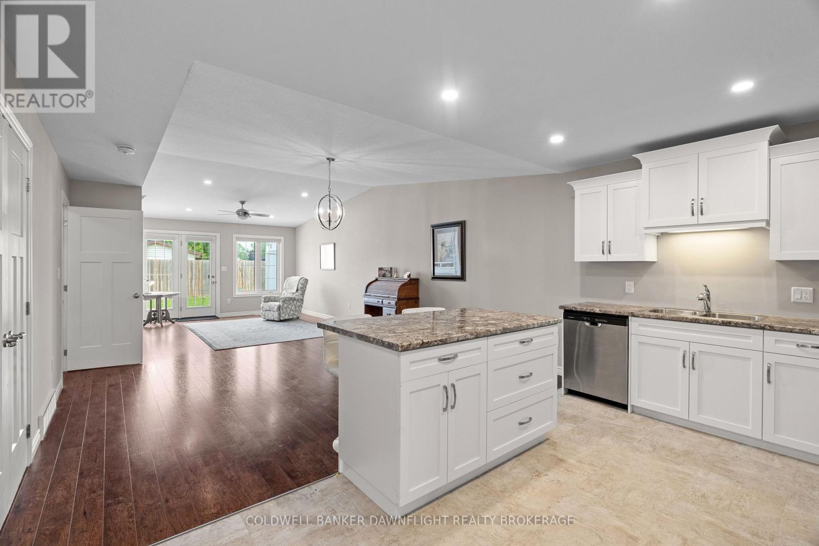 40 Devon Drive, South Huron (Exeter), ON - Indoor Photo Showing Kitchen With Double Sink With Upgraded Kitchen