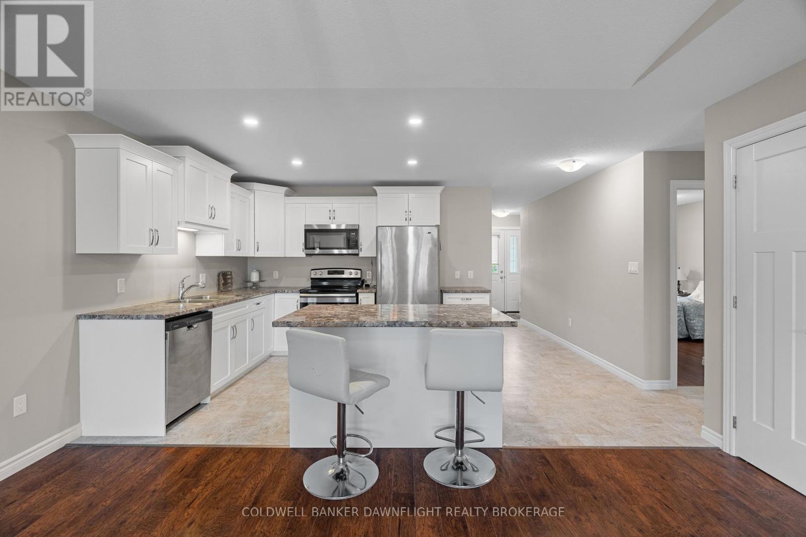 40 Devon Drive, South Huron (Exeter), ON - Indoor Photo Showing Kitchen With Upgraded Kitchen