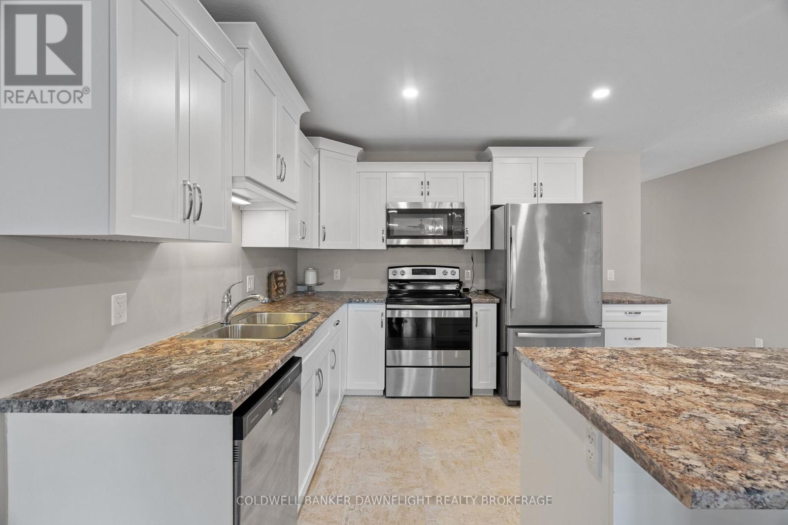 40 Devon Drive, South Huron (Exeter), ON - Indoor Photo Showing Kitchen With Double Sink With Upgraded Kitchen
