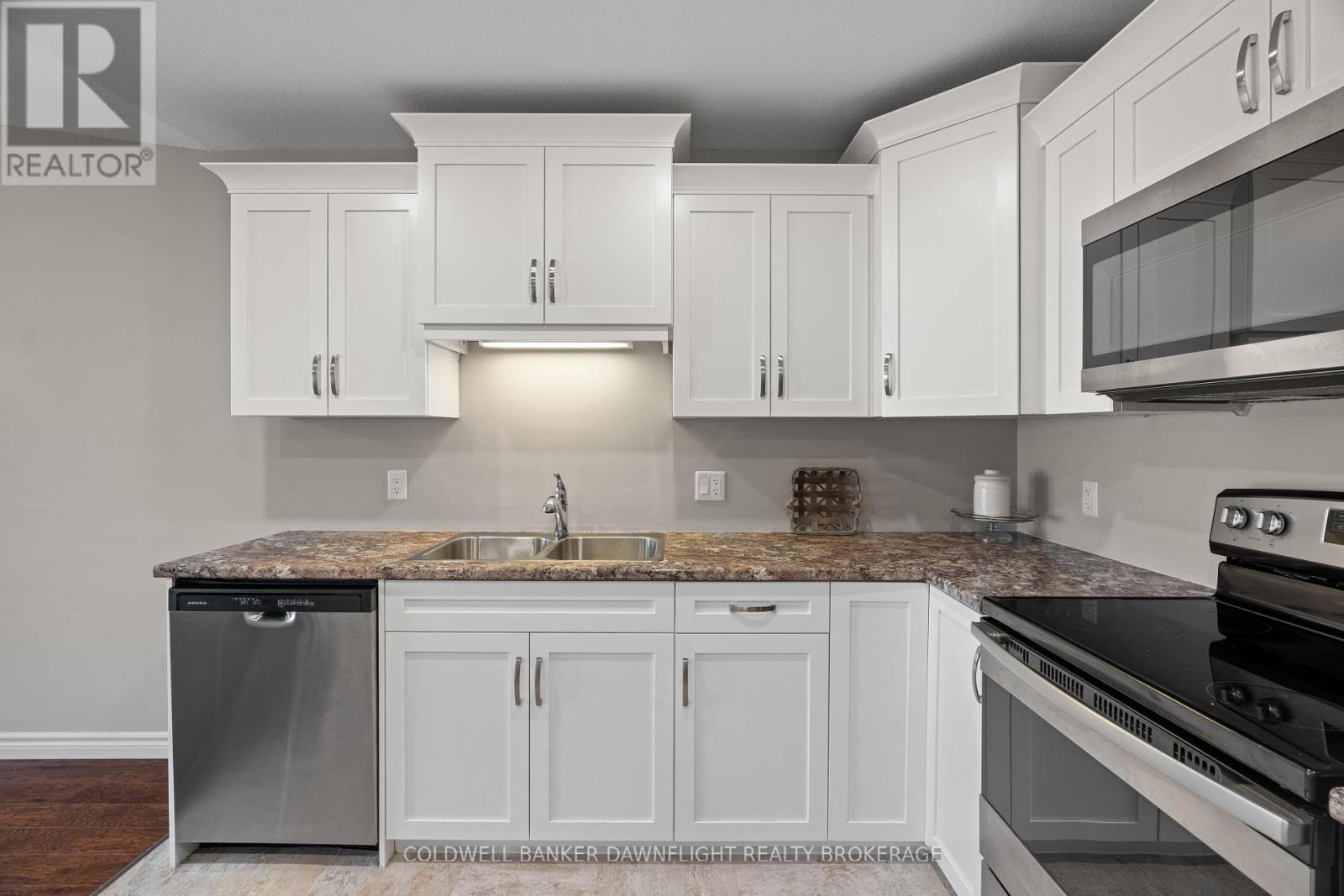 40 Devon Drive, South Huron (Exeter), ON - Indoor Photo Showing Kitchen With Double Sink With Upgraded Kitchen