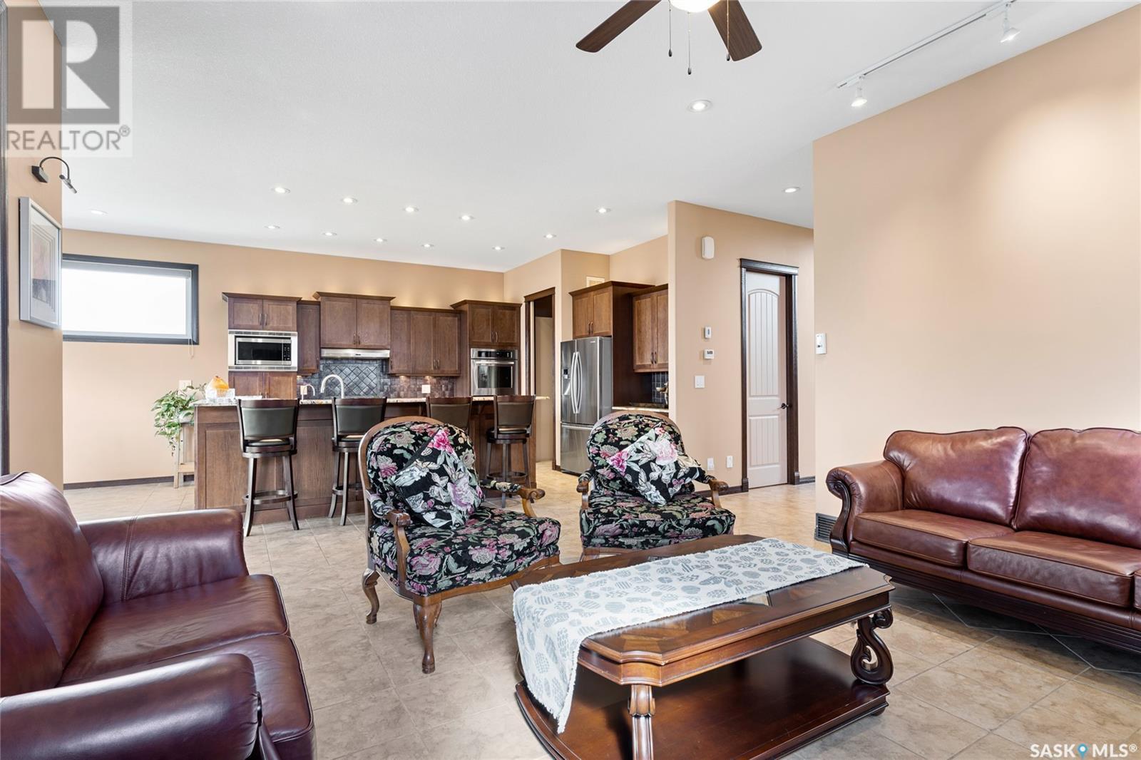 4350 Sandpiper Crescent E, Regina, SK - Indoor Photo Showing Living Room