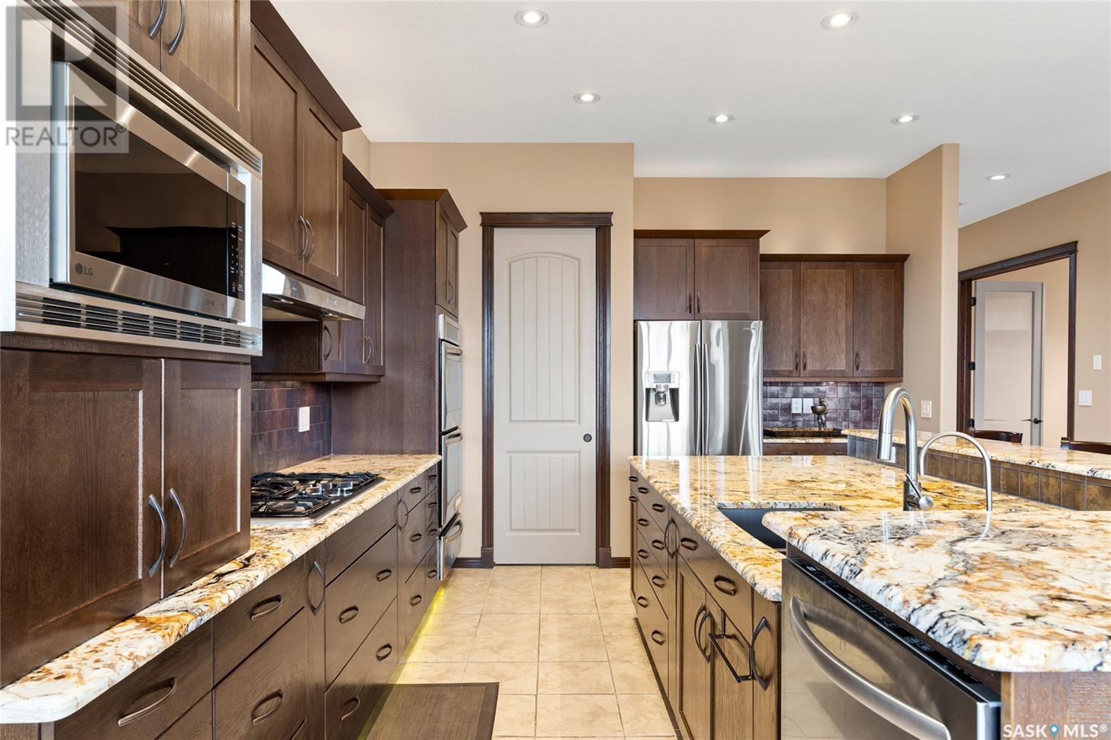 4350 Sandpiper Crescent E, Regina, SK - Indoor Photo Showing Kitchen With Upgraded Kitchen