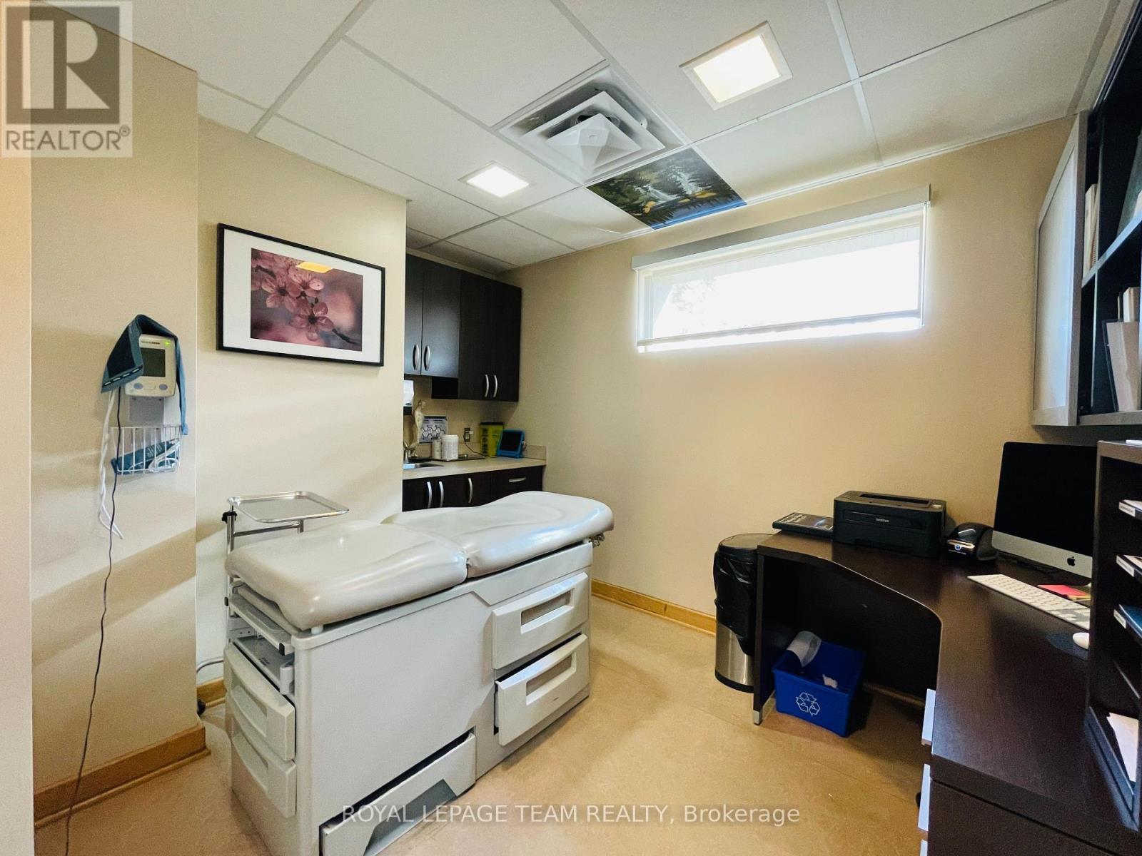 Treatment room - 942 Merivale Road, Ottawa, ON