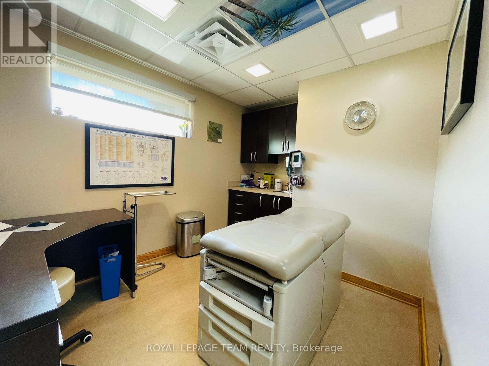 Treatment room - 942 Merivale Road, Ottawa, ON