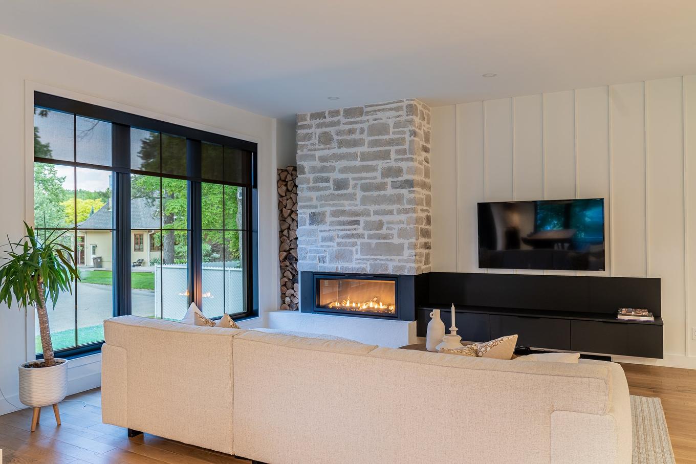 Living room - 244 8E Avenue, Richelieu, QC - Indoor Photo Showing Living Room With Fireplace