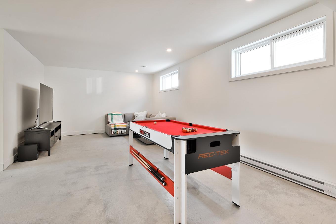 Family room - 244 8E Avenue, Richelieu, QC - Indoor Photo Showing Other Room