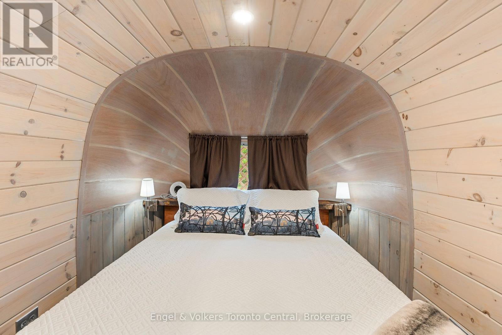 215588 Concession 4, Chatsworth, ON - Indoor Photo Showing Bedroom