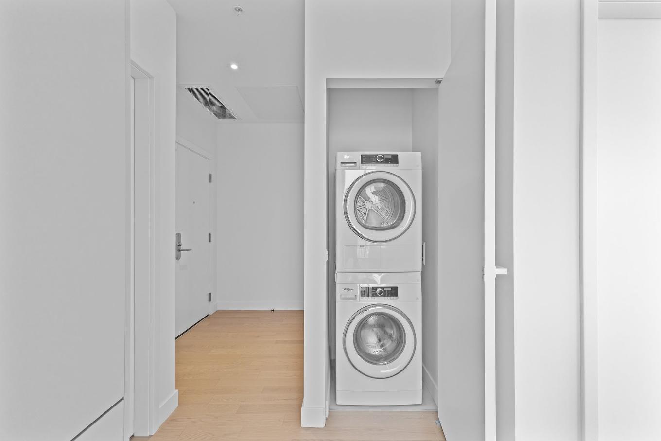 Salle de lavage - 4907-1205 Place Phillips, Montréal (Ville-Marie), QC - Indoor Photo Showing Laundry Room