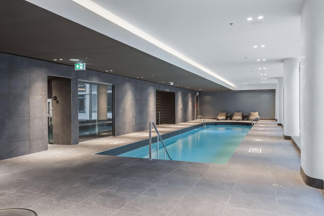 Piscine - 4907-1205 Place Phillips, Montréal (Ville-Marie), QC - Indoor Photo Showing Other Room With In Ground Pool