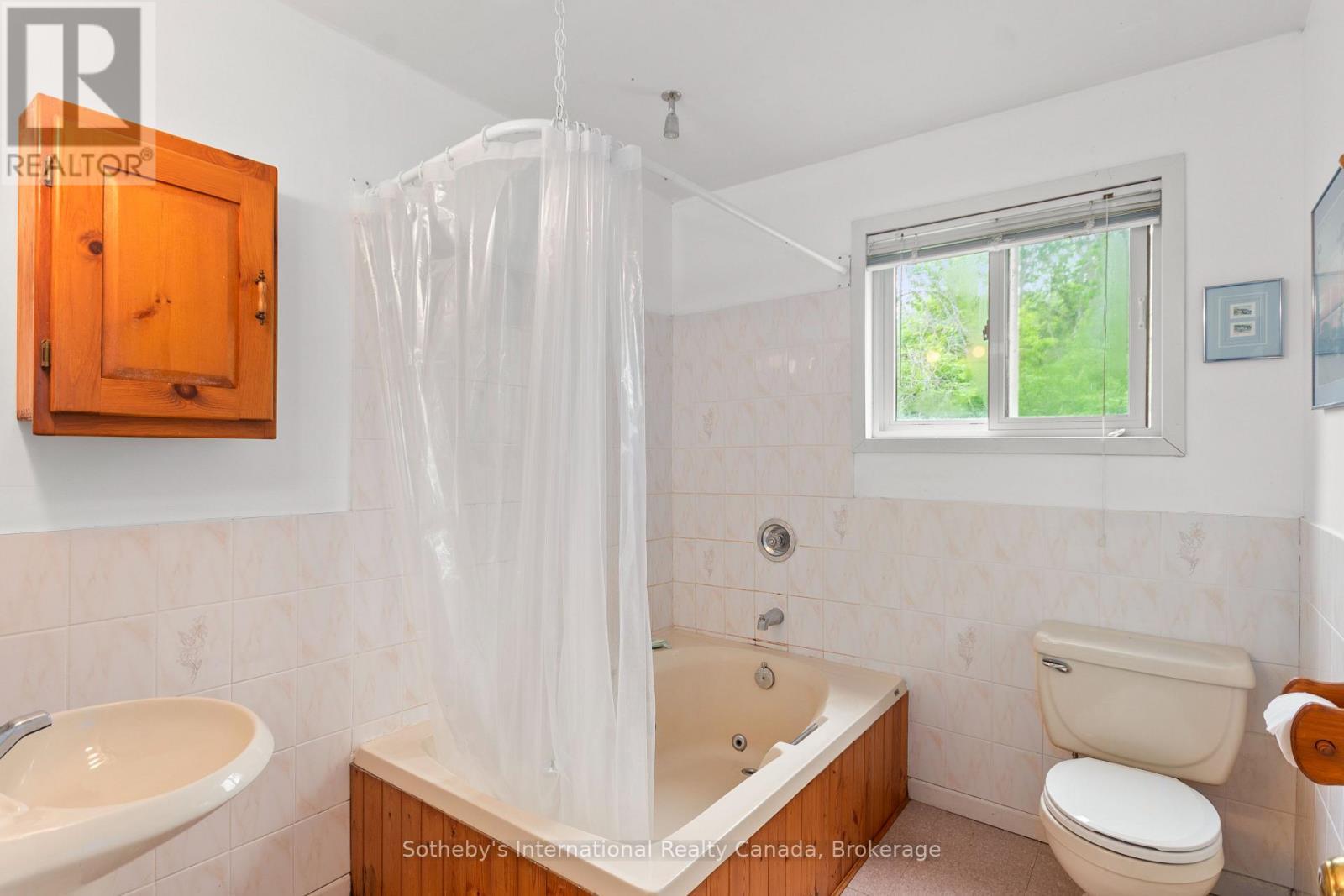 10 & 11 Methodist Island, Tay (Port Mcnicoll), ON - Indoor Photo Showing Bathroom