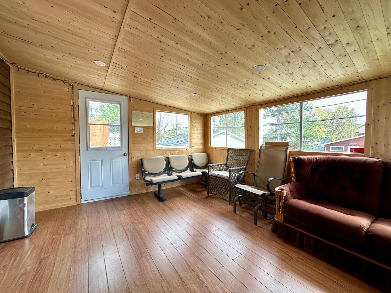 Véranda - 195 Rue Pinder O., Rouyn-Noranda, QC - Indoor