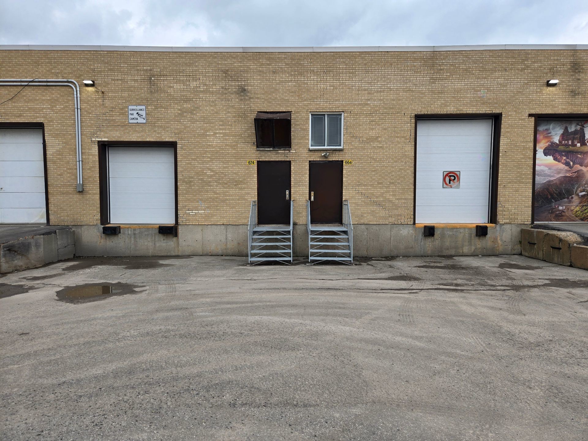 Expédition (porte/quai) - 664 - 674 Boul. Du Curé-Boivin, Boisbriand, QC - Outdoor