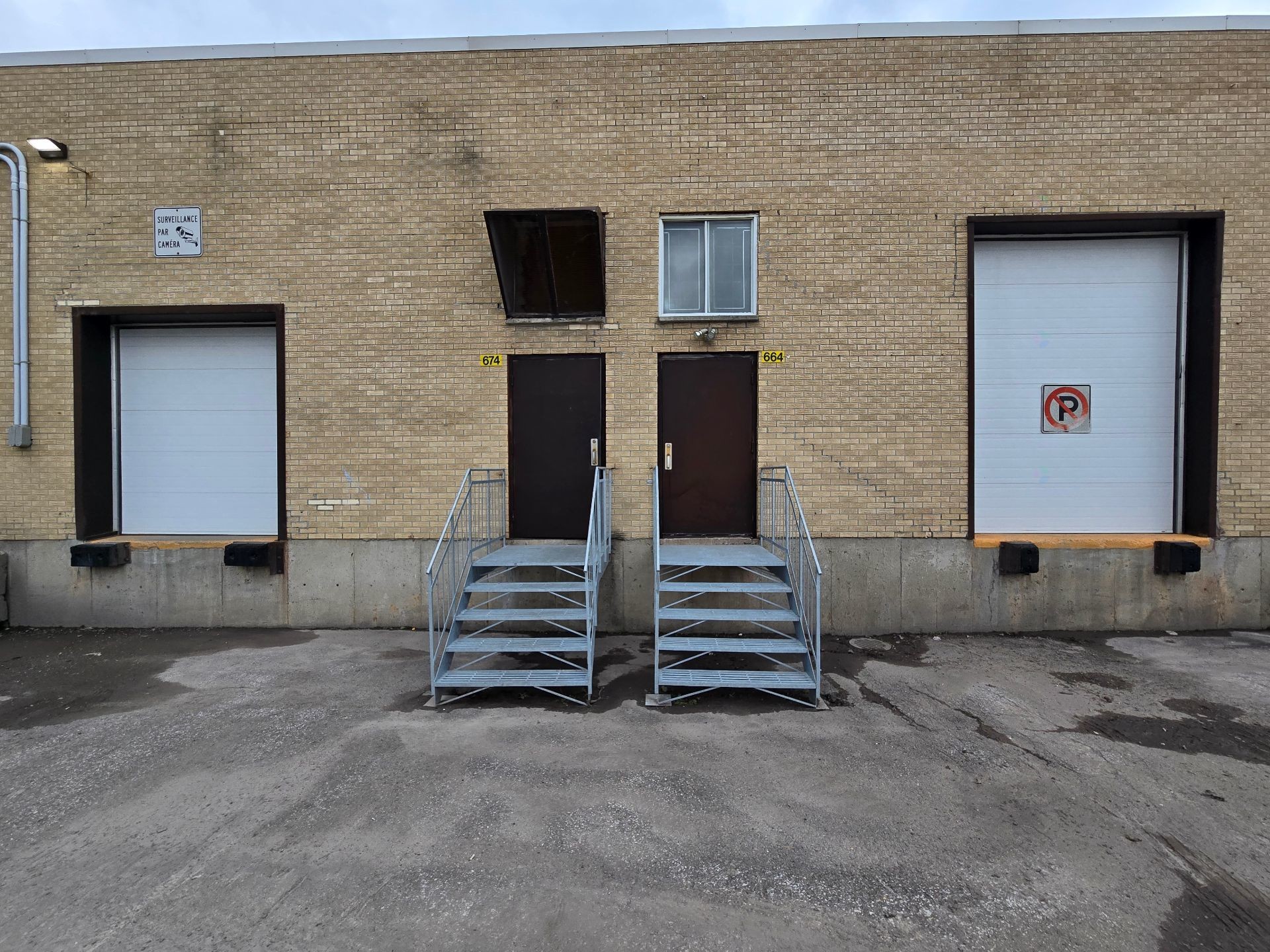 Expédition (porte/quai) - 664 - 674 Boul. Du Curé-Boivin, Boisbriand, QC - Outdoor With Exterior