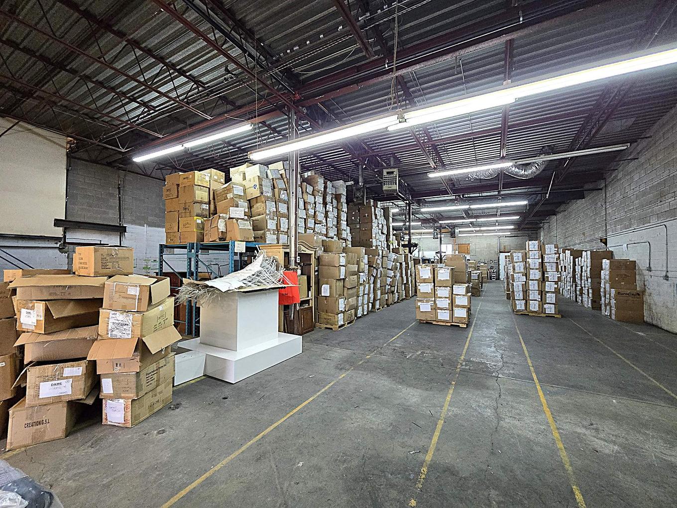 Warehouse - 664 - 674 Boul. Du Curé-Boivin, Boisbriand, QC - Indoor Photo Showing Garage