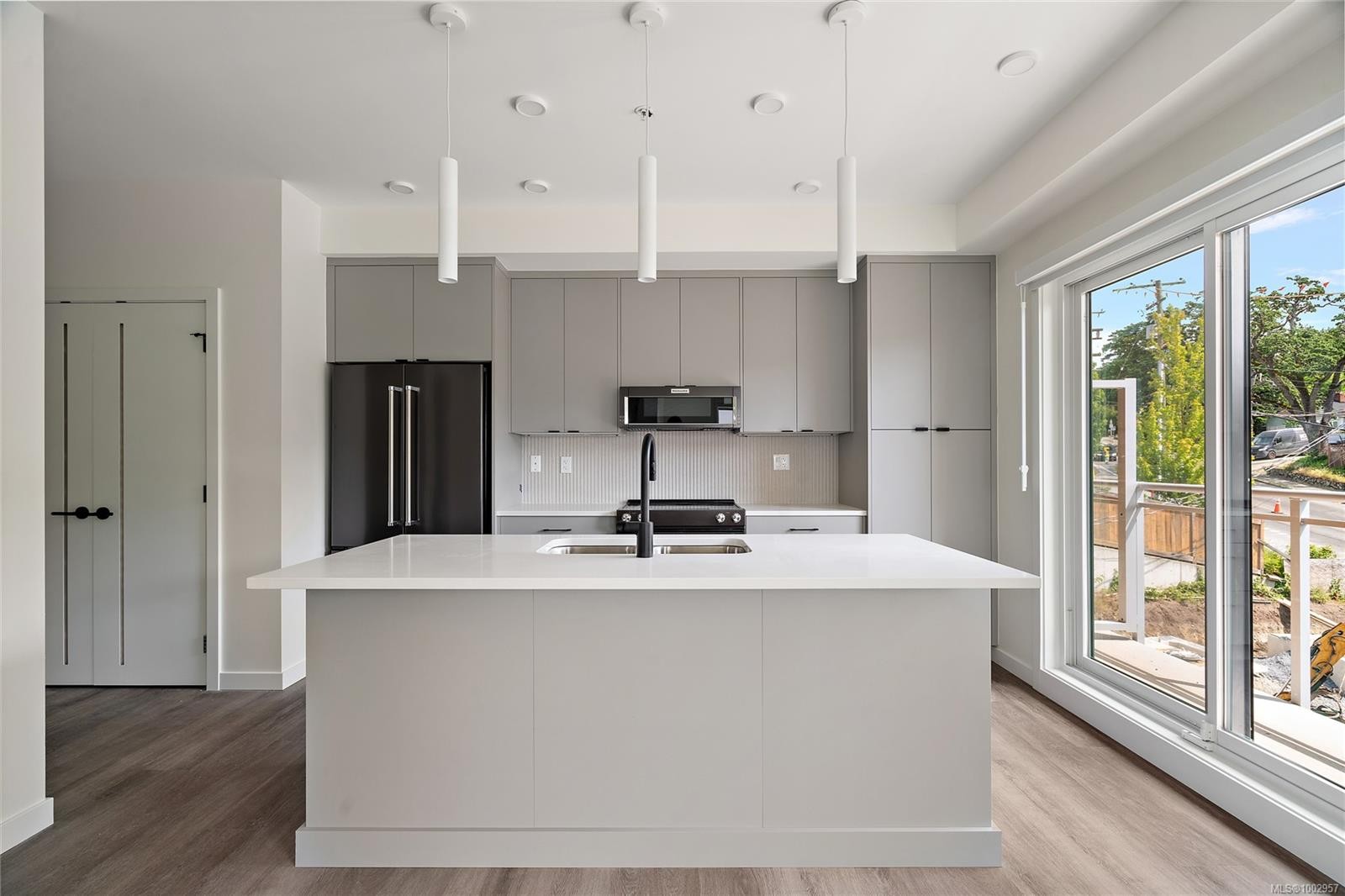 B307-1102 Esquimalt Rd, Esquimalt, BC - Indoor Photo Showing Kitchen With Double Sink With Upgraded Kitchen