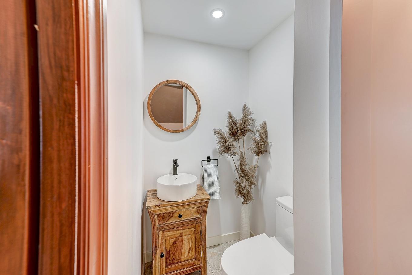 Powder room - 396 Ch. Du Ruisseau-Des-Noyers, Saint-Jean-Sur-Richelieu, QC - Indoor Photo Showing Bathroom