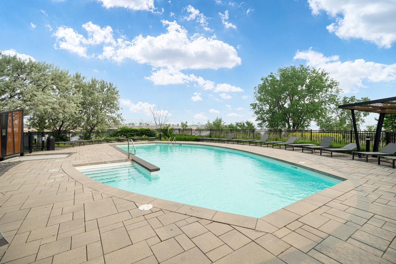 Piscine - 2106-101 Rue De La Rotonde, Montréal (Verdun/Île-Des-Soeurs), QC - Outdoor With In Ground Pool With Backyard