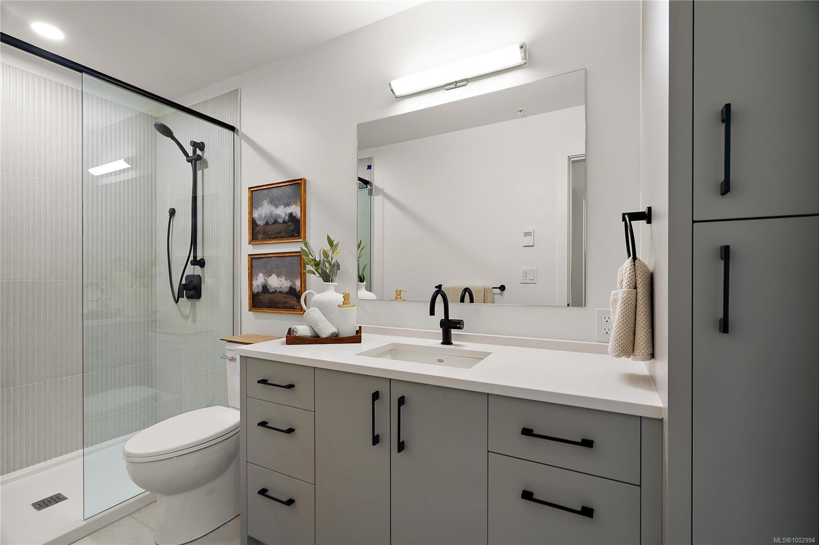 B404-1102 Esquimalt Rd, Esquimalt, BC - Indoor Photo Showing Bathroom