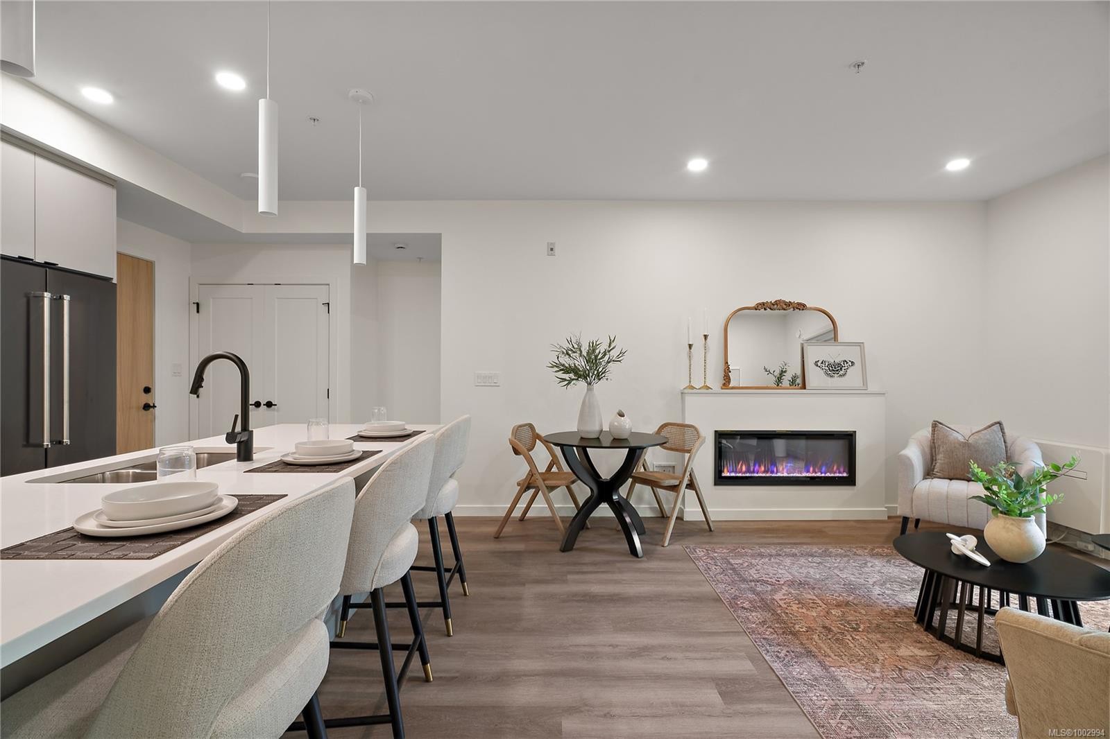 B404-1102 Esquimalt Rd, Esquimalt, BC - Indoor With Fireplace