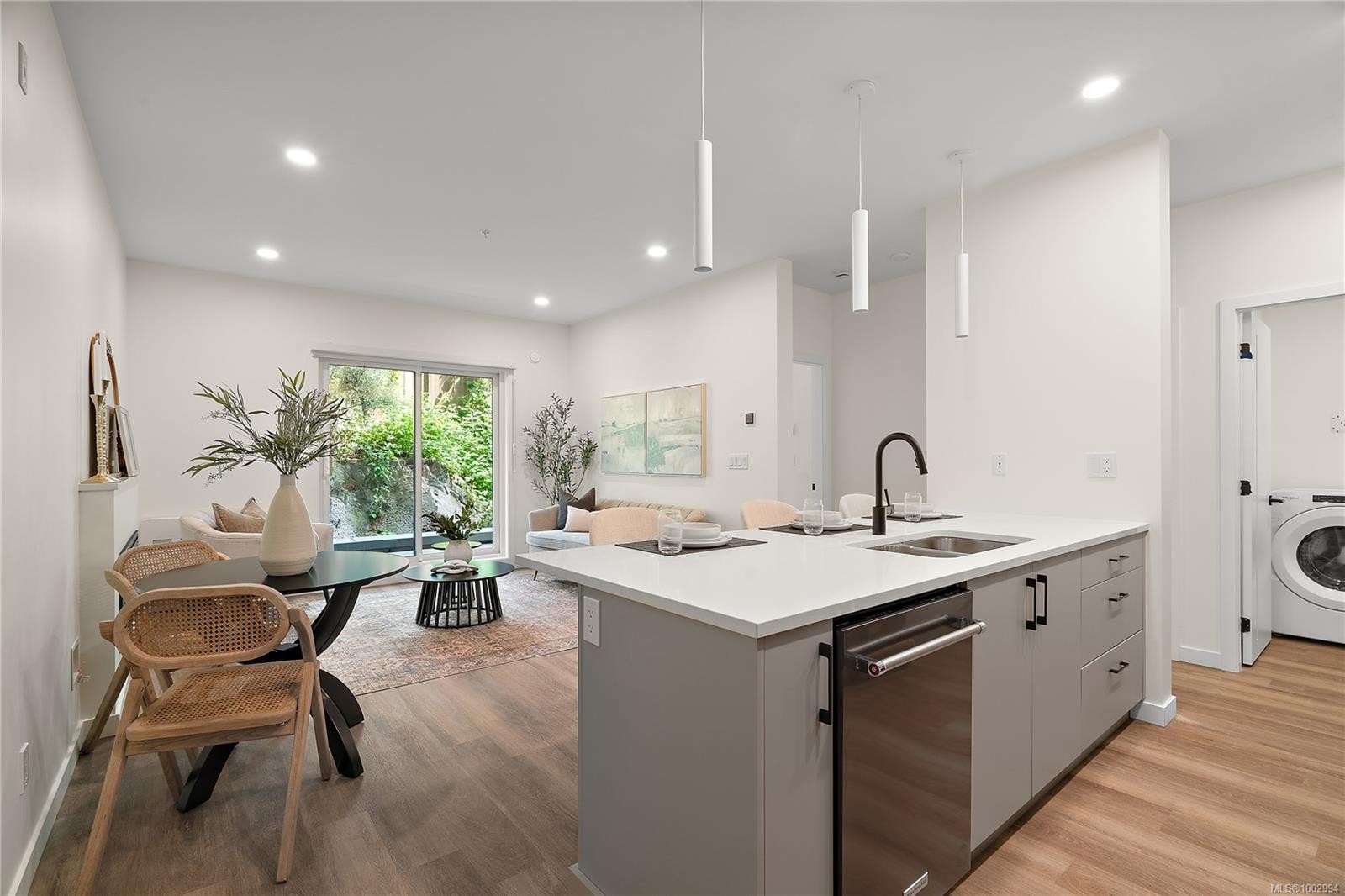 B404-1102 Esquimalt Rd, Esquimalt, BC - Indoor Photo Showing Kitchen With Upgraded Kitchen