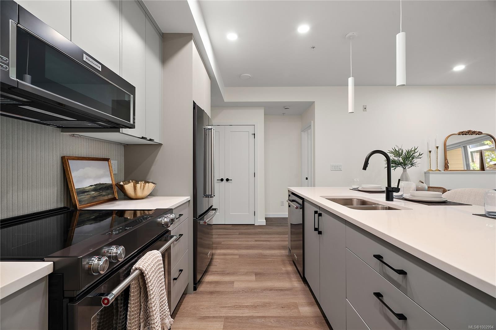 B404-1102 Esquimalt Rd, Esquimalt, BC - Indoor Photo Showing Kitchen With Double Sink