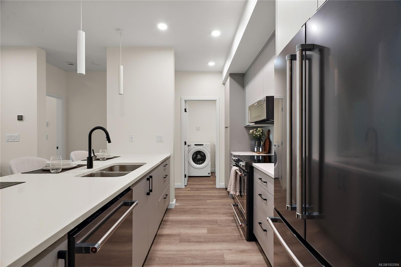 B404-1102 Esquimalt Rd, Esquimalt, BC - Indoor Photo Showing Kitchen With Double Sink With Upgraded Kitchen