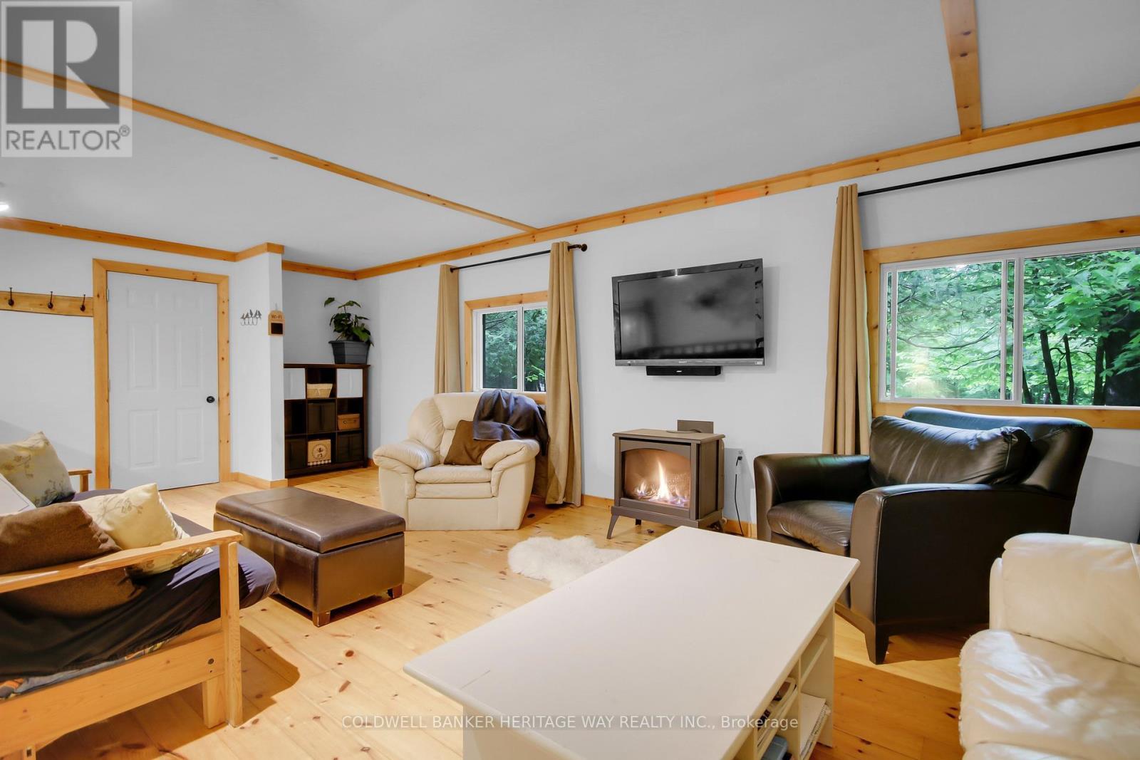 828 Ashby Road, Lanark Highlands, ON - Indoor Photo Showing Living Room
