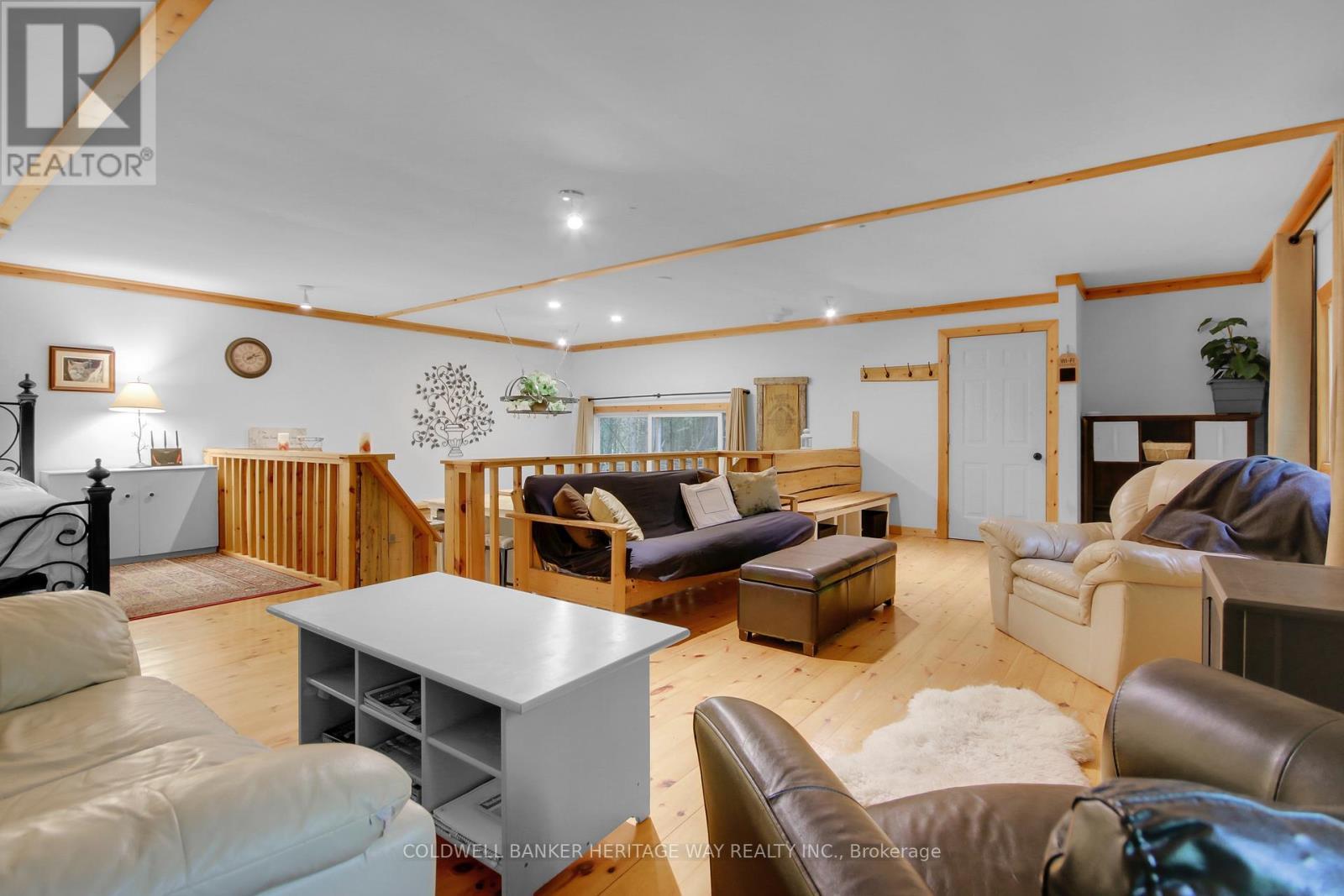 828 Ashby Road, Lanark Highlands, ON - Indoor Photo Showing Living Room