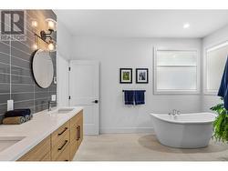 Primary bedroom ensuite -