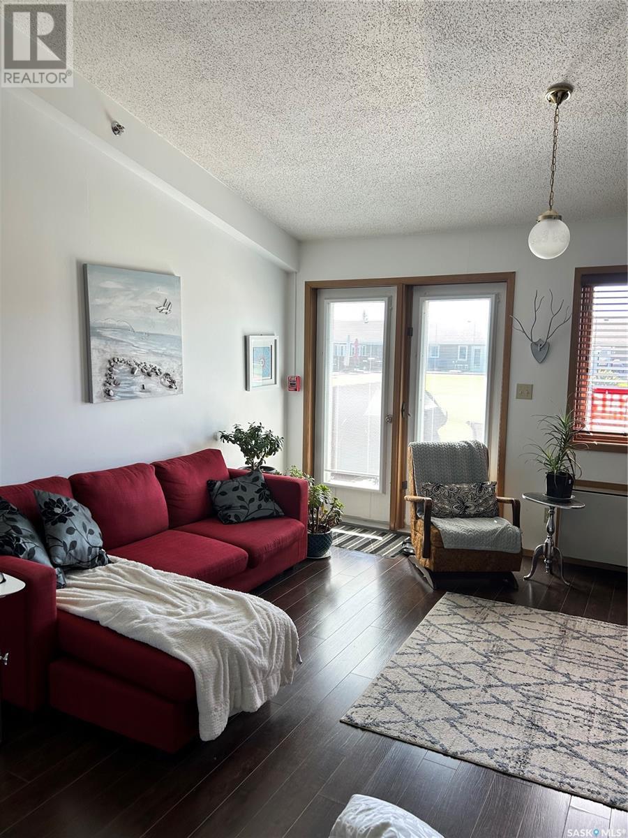 15 1250 Aaro Avenue, Elbow, SK - Indoor Photo Showing Living Room