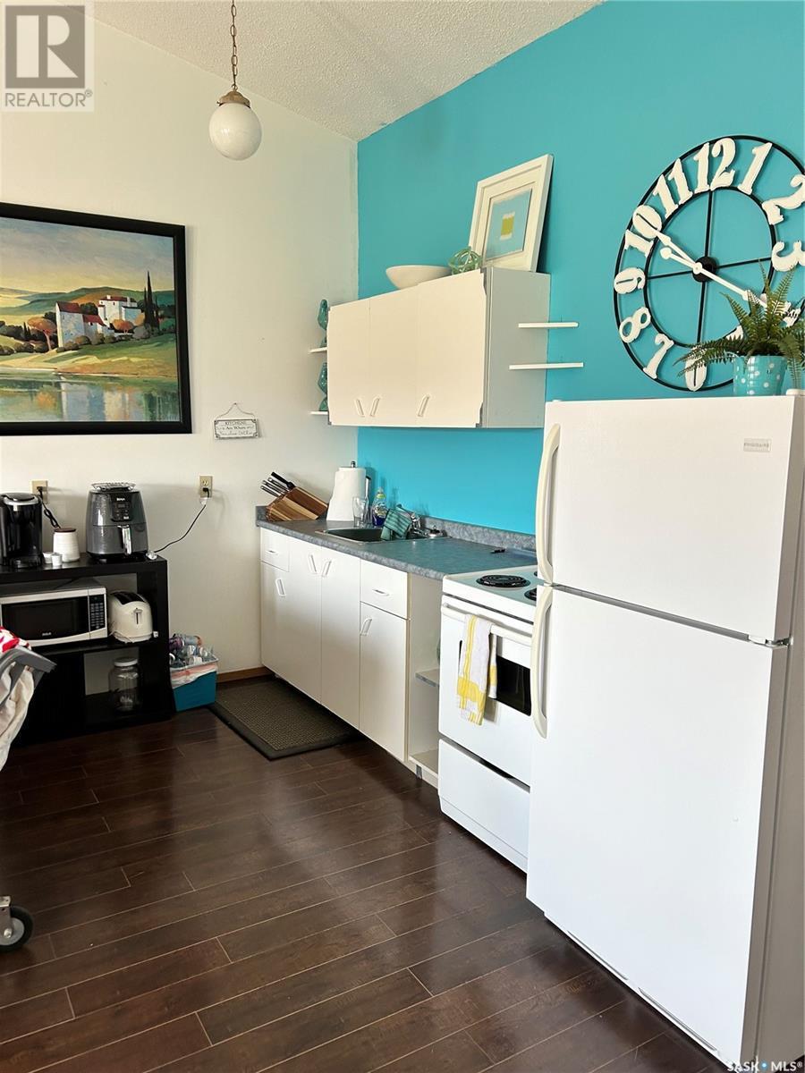 15 1250 Aaro Avenue, Elbow, SK - Indoor Photo Showing Kitchen